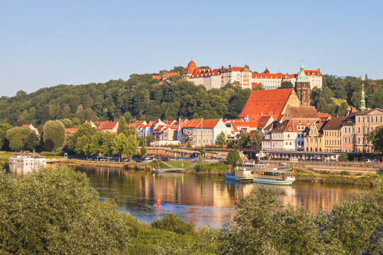 Blick &uuml;ber die Elbe auf die Altstadt von Pirna hinauf auf den Sonnenstein