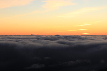 Obraz premium Ocean cloud inversion at sunset over Madeira island horizon