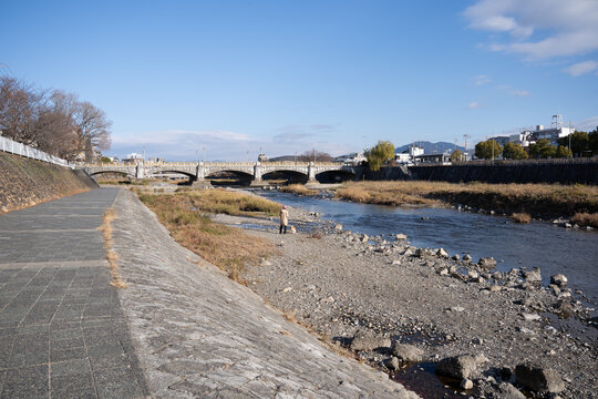 晴れた日の川のある風景