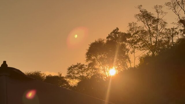 P&ocirc;r do sol no final da tarde pintando o c&eacute;u com tons dourados e alaranjados. Uma paisagem que transmite paz, liberdade e inspira&ccedil;&atilde;o, perfeita para projetos criativos, campanhas publicit&aacute;rias.