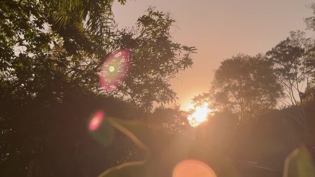 P&ocirc;r do sol no final da tarde pintando o c&eacute;u com tons dourados e alaranjados. Uma paisagem que transmite paz, liberdade e inspira&ccedil;&atilde;o, perfeita para projetos criativos, campanhas publicit&aacute;rias.