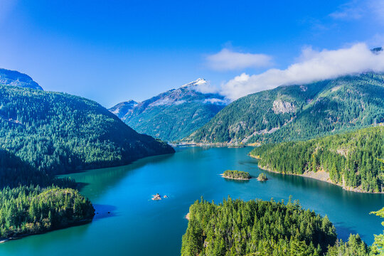 A beautiful mountain range with a lake in the middle