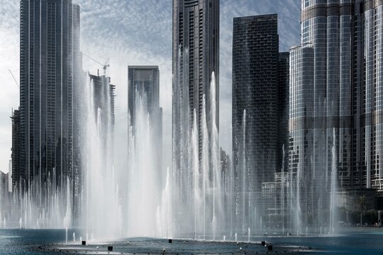 drapacze chmur na tle fontan,Dubai