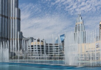 fontanna na tle nowoczesnej architektury,Dubai © witan