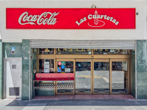 Entrance and sign of the historic Las Cuartetas pizzeria in Buenos Aires