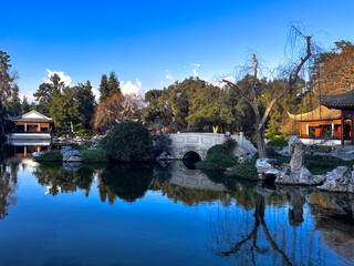 Obraz premium Stone Bridge Over Pond, Huntington Chinese Garden, Huntington Botanical Gardens, Arcadia, California 