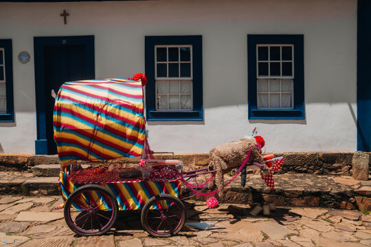 Detalhes do Borogod&oacute; Brasileiro em Tiradentes.

Close de carrinho carnavalesco com listras coloridas em frente ao casario colonial. Foco na tradi&ccedil;&atilde;o e no artesanato da folia em Minas Gerais.