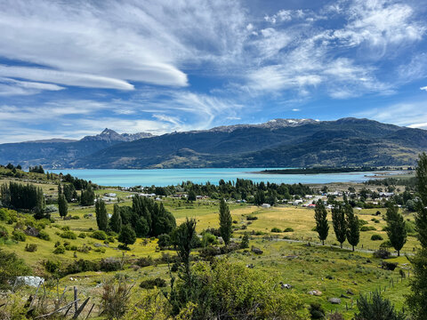 Elevated landscape view of Bah&iacute;a Murta on the shores of Lago General Carrera in southern Chile. The turquoise waters of the lake stretch across the scene, framed by high Patagonian mountains.