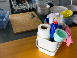 Obraz premium Different cleaning supplies in basket on table
