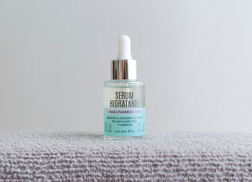 Envase de S&eacute;rum Facial Hidratante con Niacinamida. El 20 de febrero de 2026, Buenos Aires, Argentina.