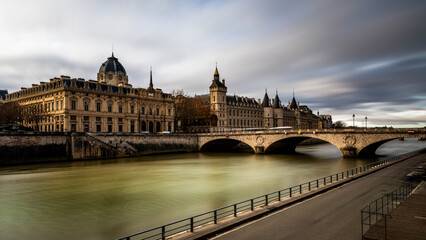 Obraz premium Un paysage parisien d’une beauté saisissante, où la lumière caresse l’architecture et révèle toute la magie de la ville.