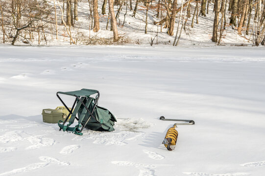 ice fishing with a handsuger