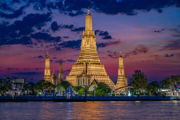 Fototapeta premium Bangkok, Thailand, January 22, 2026: Wat Arun Ratchawararam Temple at Blue Hour in Bangkok