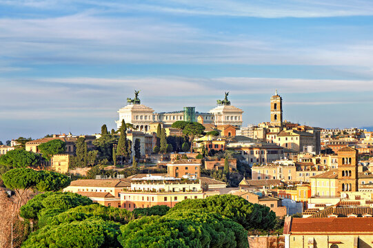 Rom Panorama mit Vittoriano und Pinien, gesehen von der Terrasse des Parco Savello auf dem Aventin.