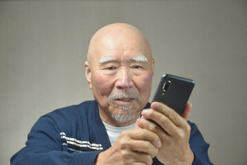 スマートフォンを操作する老人