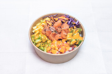 Sliced ​​raw salmon, arranged next to a bowl of rice and several pieces of maki and nigiri that also contain this fish.