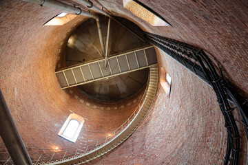 Die Innenansicht eines alten Wasserturm. Oben der Wasserbehälter.  © boedefeld1969