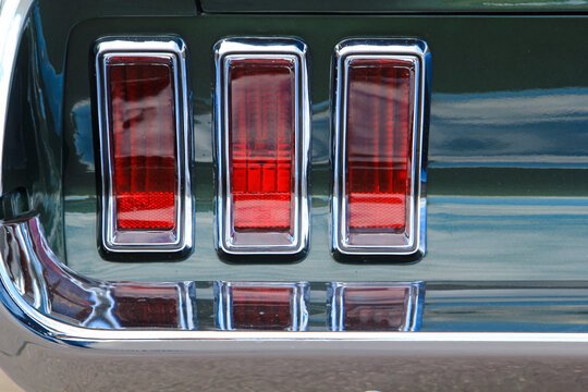 Viele verchrome Teile an einem alten Auto.