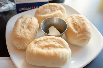 白いお皿に盛られた焼きたての香ばしいパン