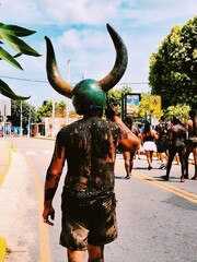 Homem melado de lama com muito borogodó brasileiro em bloco de rua © Amandrafts