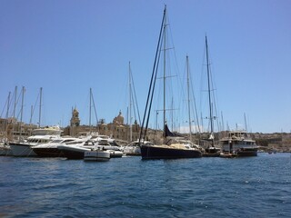 Fototapeta premium Yachthafen mit Segelbooten und historischer Altstadt in Valletta, Malta