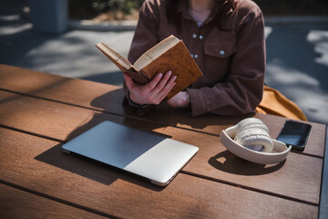 Obraz premium Person reading book outdoors enjoying a break