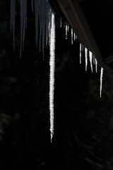 屋根か伸びたつらら