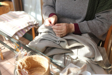 	手縫いで刺繍する女性