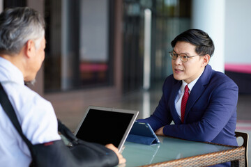 Obraz premium Businessman is having a conversation with a colleague in the office