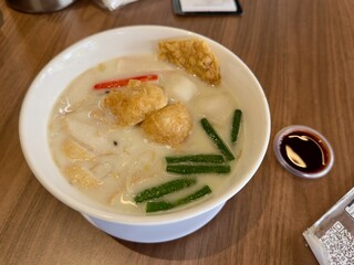 マレーシアのダマンサラで食べた混ぜる前のラクサ