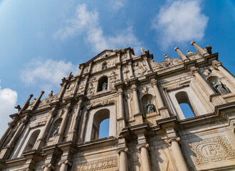 Fototapeta premium Grand facade of Ruins of St. Paul cathedral in macau under blue sky.