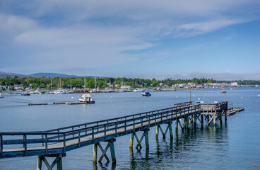 Obraz premium A pier with a pier walkway and a boat dock