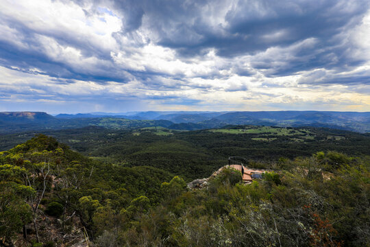 Scenic view from Hargraves Lookout in the Blue Mountains overlooking Grose Valley with forested landscape and rugged sandstone cliffs.