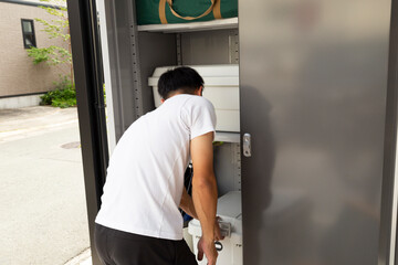 物置を片付ける男性