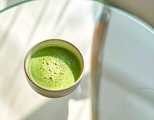 陶器の器に注がれた抹茶