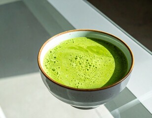 陶器の器に注がれた抹茶