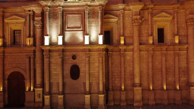 Arquitectura colonial en piedra sillar en la Plaza de Armas de la Ciudad Blanca de Arequipa.