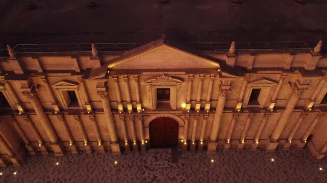 Arquitectura colonial en piedra sillar en la Plaza de Armas de la Ciudad Blanca de Arequipa.