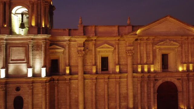 Arquitectura colonial en piedra sillar en la Plaza de Armas de la Ciudad Blanca de Arequipa.