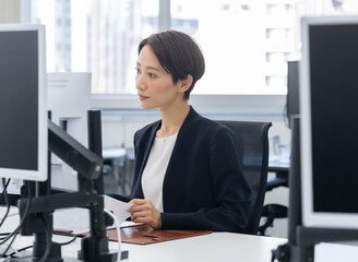 パソコンを見る女性