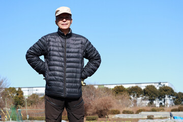 腰に手を当てるシニア男性