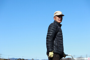 カートを押すシニア男性