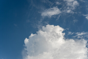 Obraz premium White cloud formation moving across a blue sky
