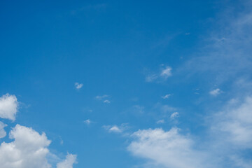 Obraz premium Blue sky with small scattered white clouds