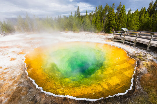 USA, Wyoming, Yellowstone National Park, Morning Glory Pool