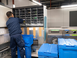 自動販売機の飲料補充を行う作業員。2026年2月5日、東京都渋谷区にて撮影。