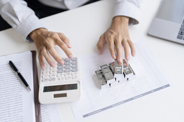 Silver bar Trading business man hand offering silver&nbsp;Investment financial report Trading Pure silver precious metals investment&nbsp; on the stock exchange&nbsp;Rising prices.