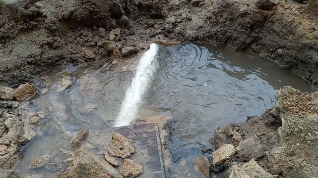 Leaks that occur in the water pipe network cause water to spray and overflow.