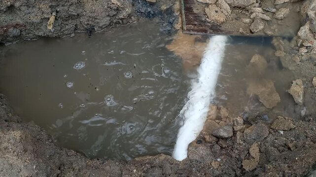 Leaks that occur in the water pipe network cause water to spray and overflow.