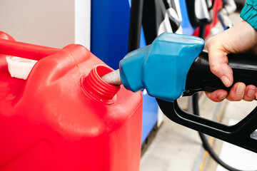 ポリタンクに灯油を入れる　灯油の給油　灯油缶